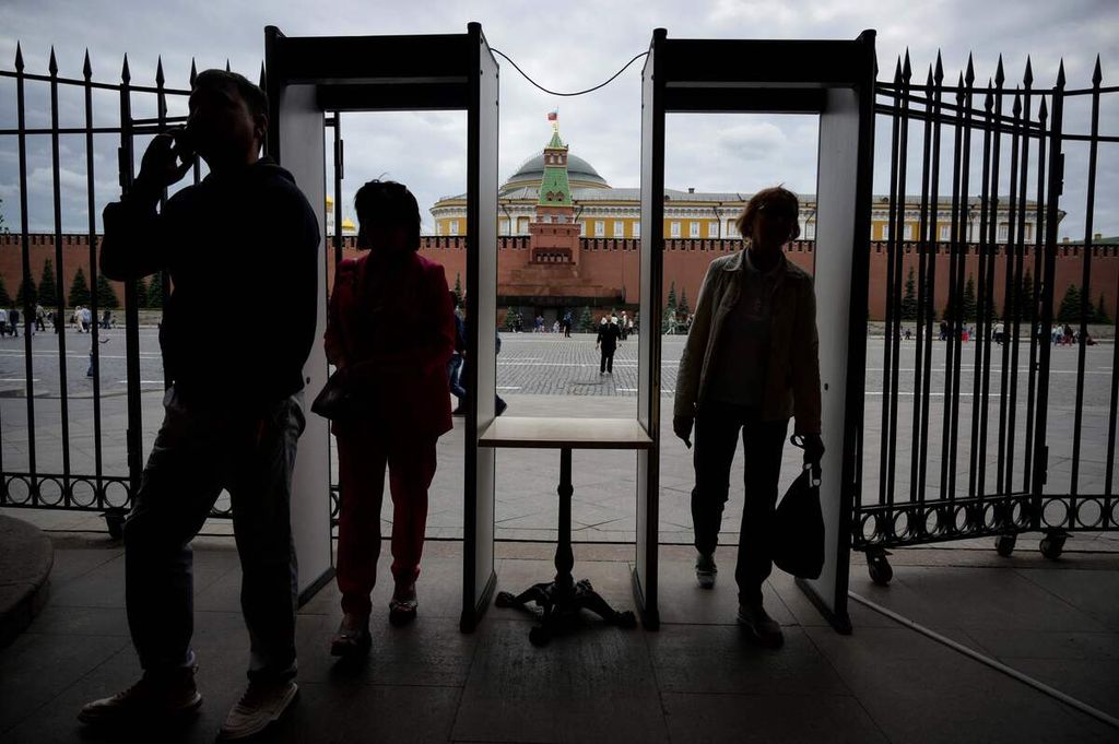 Pelanggan melewati pintu pemeriksaan sebelum memasuki pusat perbelanjaan GUM di dekat Lapangan Merah, Moskwa, Rusia, 20 Juni 2022. 