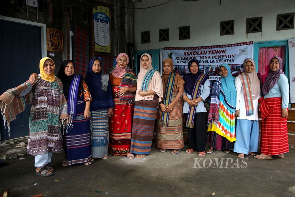Sri Hartini (tujuh dari kiri), Ketua Kelompok Nina Penenun (KNP), di Desa Pringgasela Selatan, Kecamatan Pringgasela, Kabupaten Lombok Timur, Nusa Tenggara Barat, berfoto bersama sebagian anggota KNP, Minggu (17/12/2023). 