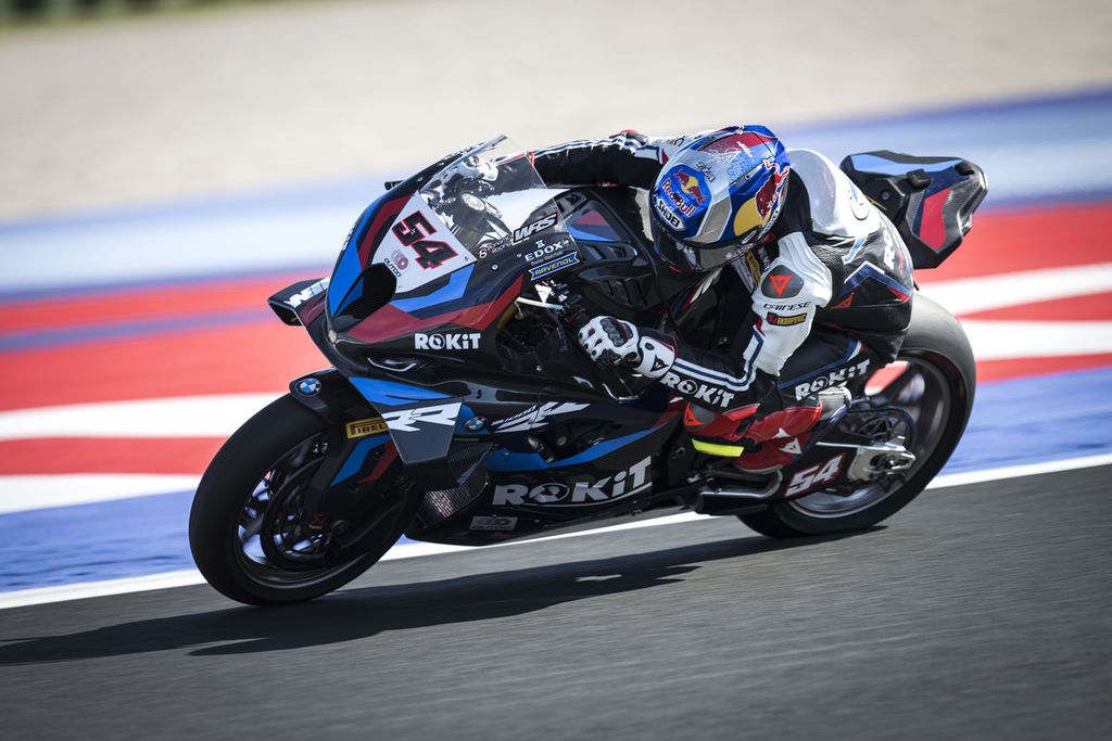 Pebalap tim Rokit BMW Motorrad WorldSBK, Toprak Razgatlioglu, memacu motor M1000RR dalam balapan 1 di Sirkuit Misano, Italia, Sabtu (15/6/2024). Razgatlioglu kembali meraih kemenangan di Donington Park, Inggris, Minggu (14/7/2024).