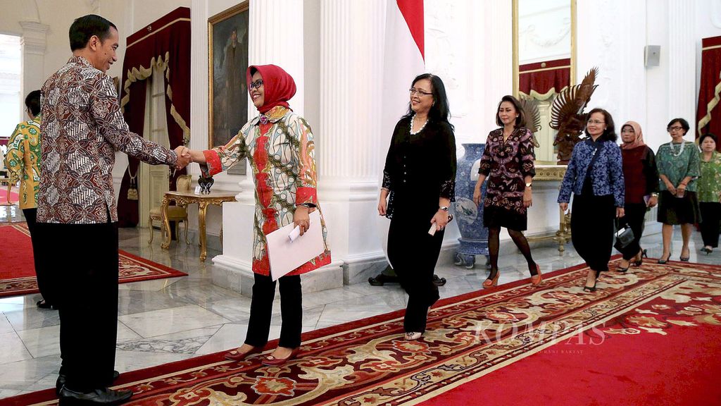 President Joko Widodo welcomed the selection committee (pansel) of candidates for the leadership of the Corruption Eradication Commission, which was led by Destri Damayanti (not visible), to report on the selection results at Merdeka Palace, Jakarta, on Tuesday (1/9/2015). The selection committee submitted eight names of candidates for the leadership of the Corruption Eradication Commission who passed the selection process to the President. The eight names are Saut Situmorang, Surya Chandra, Alexander Marwata, Basaria Panjaitan, Agus Rahardjo, Sujanarko D, Johan Budi SP, and Laode Syarif.
