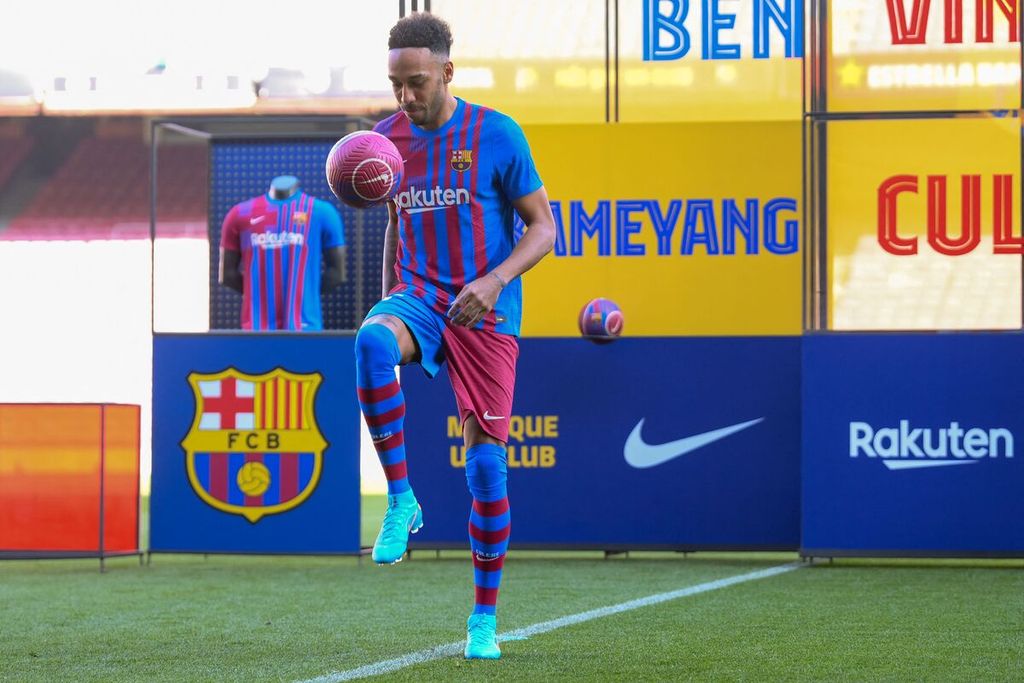Striker baru Barcelona, Pierre-Emerick Aubameyang, memainkan bola setelah secara resmi diperkenalkan sebagai pemain baru Barcelona di Stadion Camp Nou, Barcelona, 3 Februari 2022.