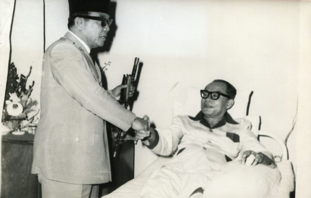 Presiden Sukarno mengunjungi Bung Hatta yang sedang sakit dan dirawat di RSUP tanggal 12 Juli 1963.