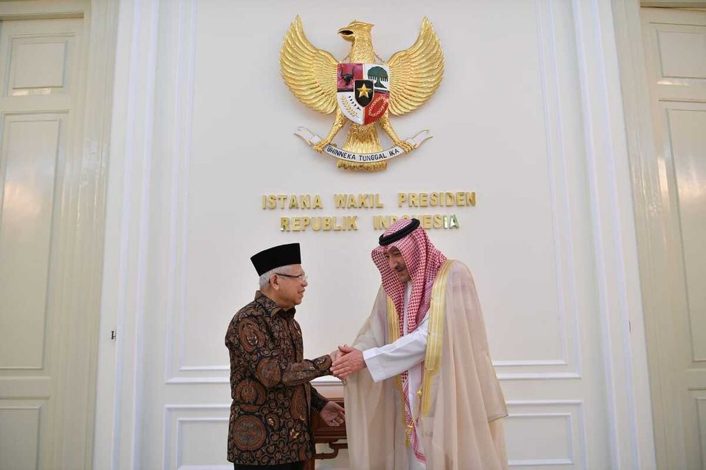 Wakil Presiden Ma’ruf Amin menerima kunjungan kehormatan Wakil Menteri Luar Negeri Kerajaan Arab Saudi Waleed bin Abdul Karim El-Khereji, di Istana Wakil Presiden, Jalan Merdeka Selatan, Jakarta Pusat, Kamis (11/1/2024). Selain membahas peningkatan kerja sama kedua negara, pertemuan tersebut juga membahas soal penyelesaian konflik di Palestina.