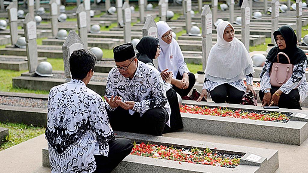 Para guru berziarah ke makam para pendiri Persatuan Guru Republik Indonesia (PGRI) di Taman Makam Pahlawan Kalibata, Jakarta, Jumat (24/11). Kegiatan tersebut menjadi bagian dari rangkaian peringatan Hari Guru Nasional yang jatuh setiap tanggal 25 November.