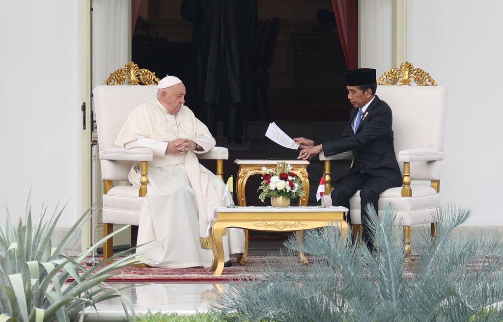 Presiden Joko Widodo dan Paus Fransiskus mengadakan pertemuan empat mata di Veranda Istana Merdeka, Jakarta, Rabu (4/9/2024). 