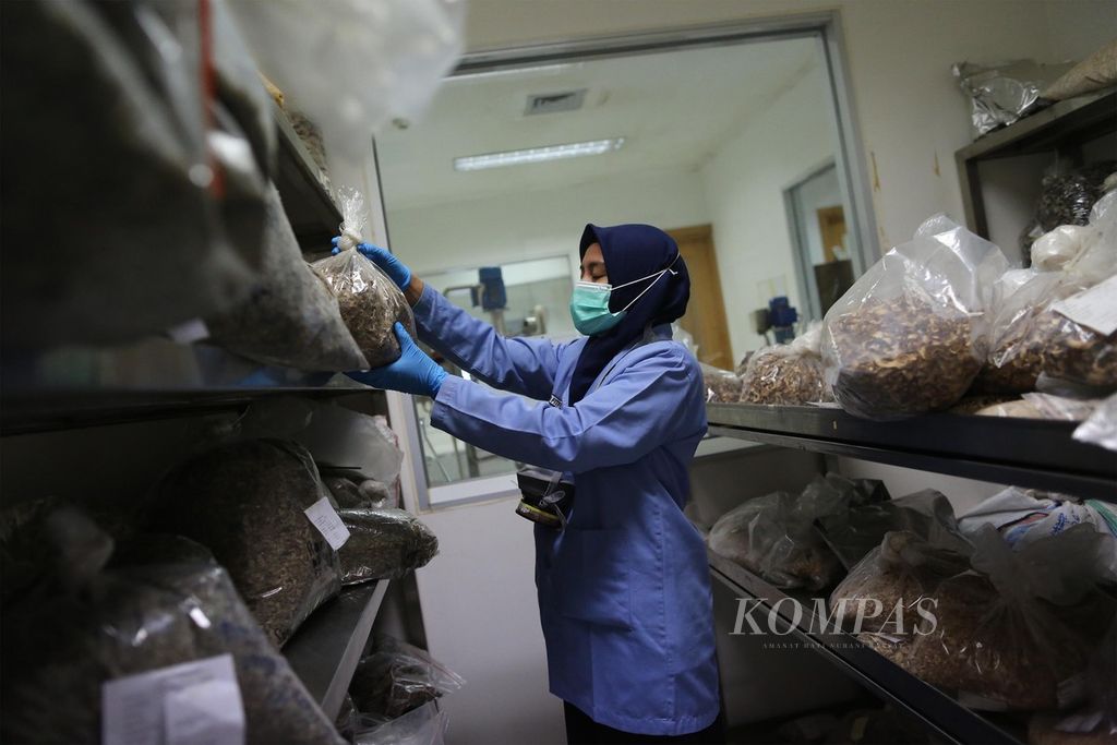 Peneliti menunjukkan sejumlah bahan baku obat alami di laboratorium Pusat Riset Obat Modern Asli Indonesia (OMAI) di Dexa Laboratories of Biomolecular Sciences, kawasan industri Cikarang, Bekasi, Jawa Barat, Rabu (11/3/2020).
