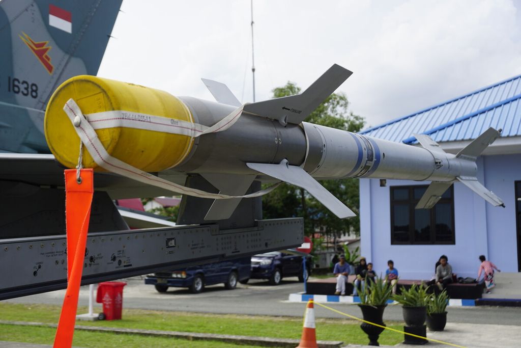 Salah satu rudal di bagian sayap pesawat tempur F-16 yang dipamerkan di Pangkalan Udara TNI Angkatan Udara Dhomber, Balikpapan, Kalimantan Timur, Sabtu (15/2/2020).