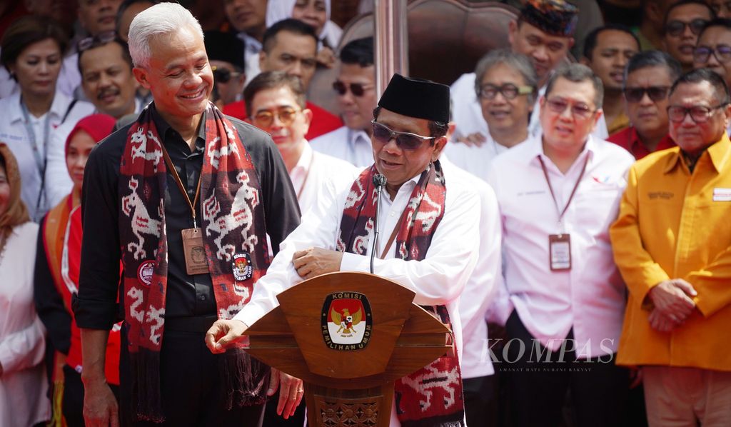 Bakal pasangan calon presiden dan calon wakil presiden Ganjar Pranowo dan Mahfud MD setelah didaftarkan ke Komisi Pemilihan Umum (KPU), di Kantor KPU, Jakarta, Kamis (19/10/2023). 