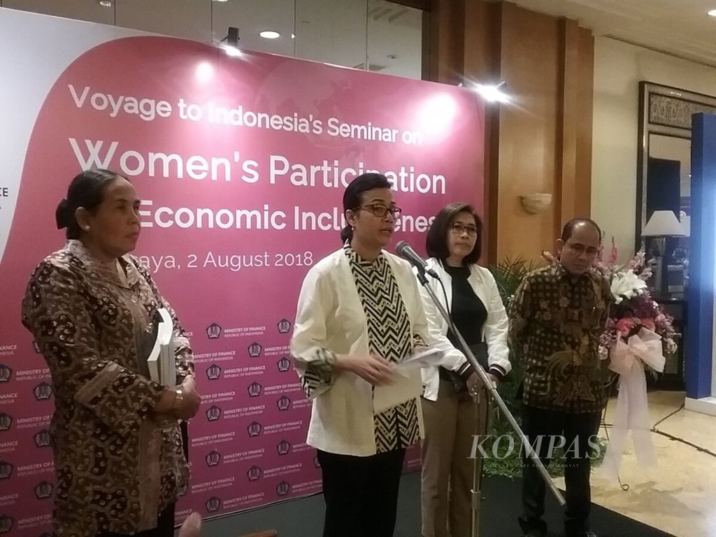 Menteri Keuangan Sri Mulyani Indrawati memberikan keterangan pers pada seminar tentang kesetaraan jender dalam mengakses lapangan kerja di Surabaya, Jawa Timur, Kamis (2/8/2018).