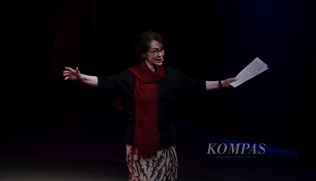 Ahli filsafat dan astronom Karlina Supelli saat memaparkan pokok pemikirannya dalam forum diskusi Gagas RI yang mengusung tema Teknologi, Peradaban dan Kemanusiaan di Menara Kompas, Jakarta, Senin (20/3/2023). 