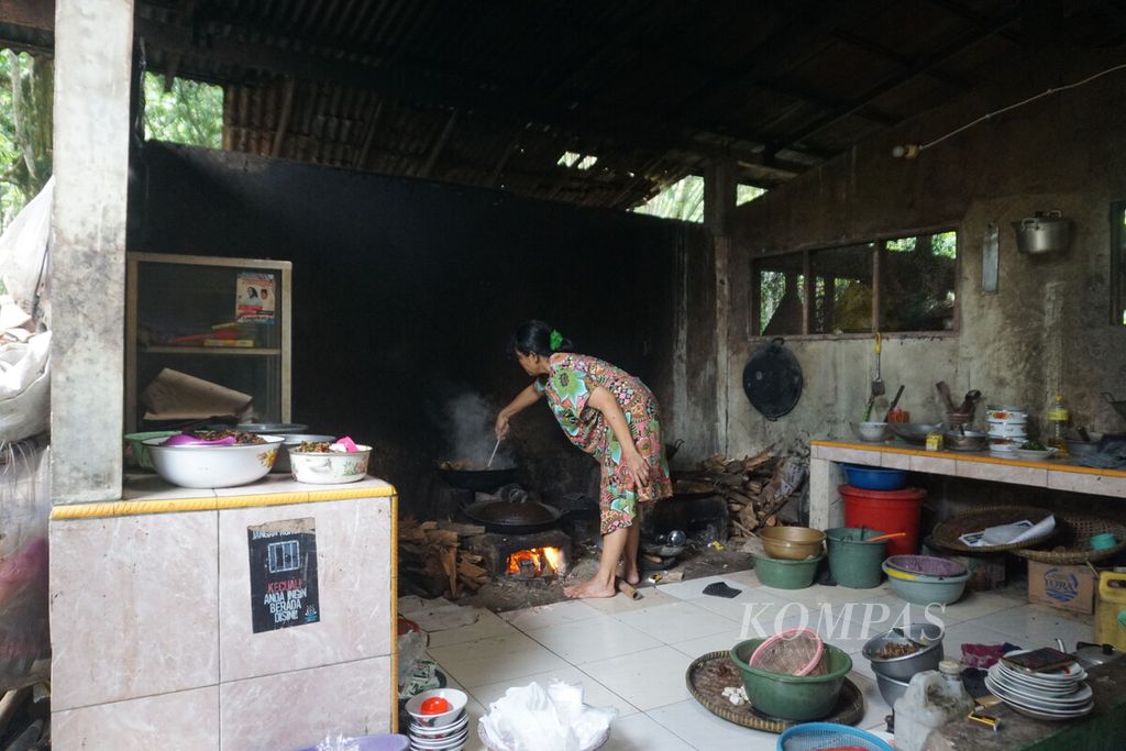 Tukinah Wati (53) memasak opor di pawon atau dapur di Rumah Makan Rawisan "Ninine" Desa Karangcegak, Kecamatan Kutasari, Kabupaten Purbalingga, Jawa Tengah, Kamis (17/11/2022).