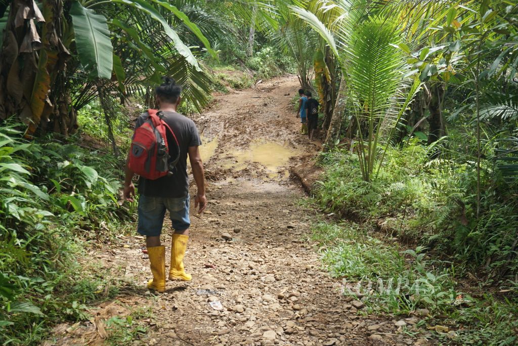 Petambang rakyat berjalan memasuki wilayah tambang emas rakyat tak berizin di Kampung Bowone, Tabukan Selatan Tengah, Kepulauan Sangihe, Sulawesi Utara, Selasa (10/8/2021). 