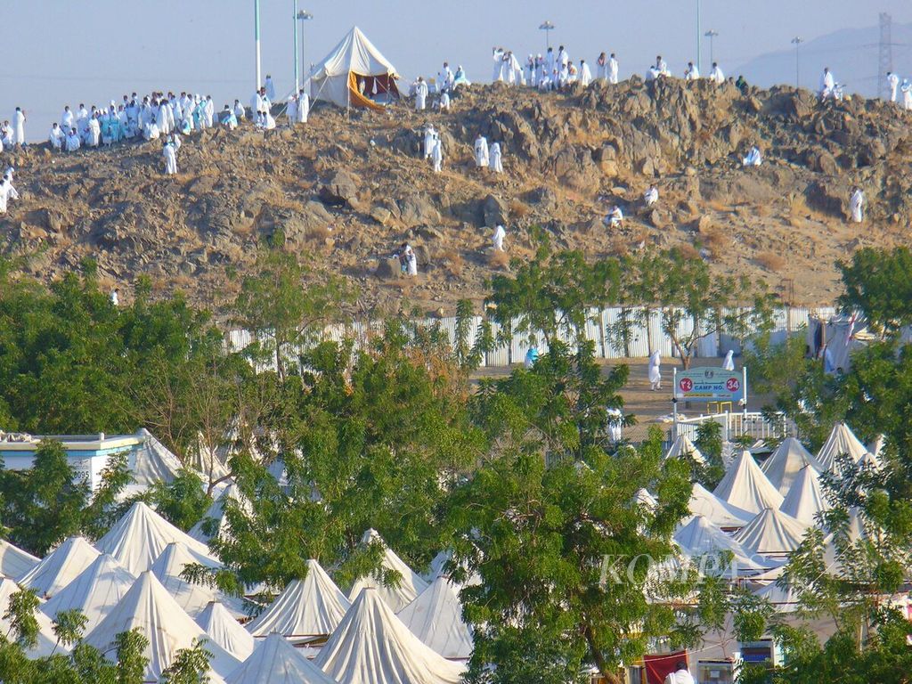  Pemandangan Arafah--Tenda-tenda berwarna putih dan lalu lalang jemaah haji dengan pakain ihram menjadi bagian dari pemandangan di Padang Arafah saat musim haji tiba.