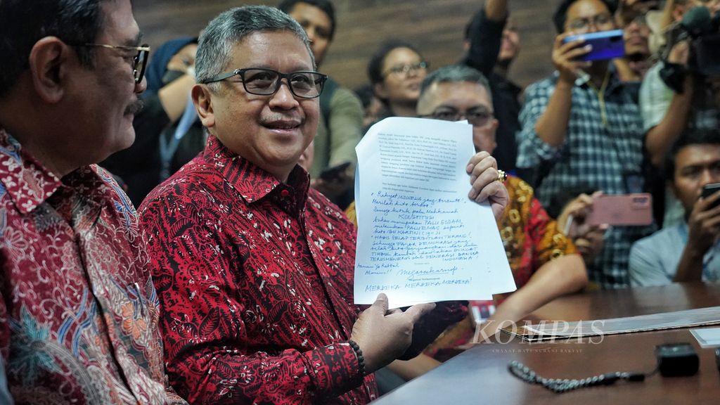 Sekretaris Jenderal PDI-P Hasto Kristiyanto (kanan) bersama Ketua DPP PDI-P Djarot Saiful Hidayat saat menyerahkan <i>amicus curiae </i>yang diajukan Ketua Umum PDI-P Megawati Soekarnoputri, di Mahkamah Konstitusi, Jakarta Selasa (16/4/2024).