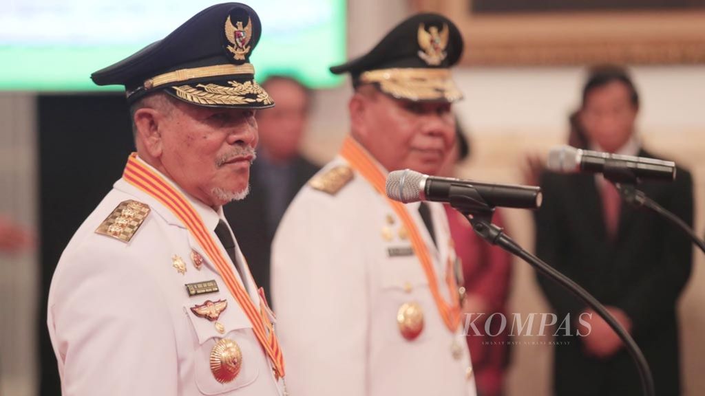 Gubernur dan Wakil Gubernur terpilih Maluku Utara, Abdul Gani Kasuba (kiri) serta Al Yasin, menjelang dilantik oleh Presiden Joko Widodo di Istana Negara Jakarta, Mei 2019. 