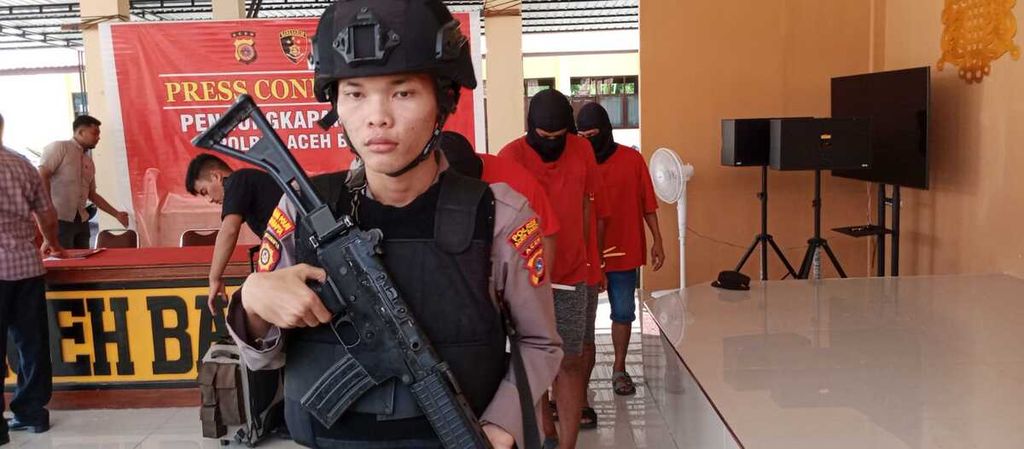 Anggota Polisi Resor Aceh Barat membawa tersangka penyelundupan pengungsi Rohingya, Selasa (2/4/2024).