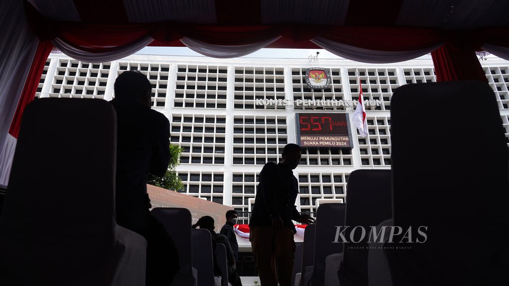 Tampilan layar penghitungan mundur pelaksanaan Pemilu 2024 di Kantor Komisi Pemilihan Umum (KPU), Jakarta, Jumat (5/8/2022). 