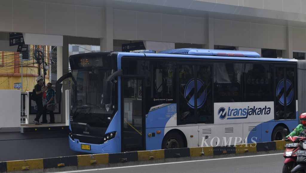 Bus Transjakarta berhenti di Halte Transjakarta Glodok sementara di kawasan Glodok, Jakarta Barat, Rabu (19/1/2022). 
