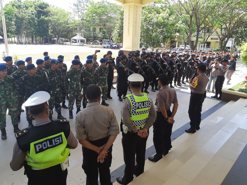 Sekitar 140 aparat kepolisian, yang dibantu jajaran TNI, bersiap sebelum melakukan patroli keamanan di Kota Kendari, Sulawesi Tenggara, Minggu (29/9/2019). 