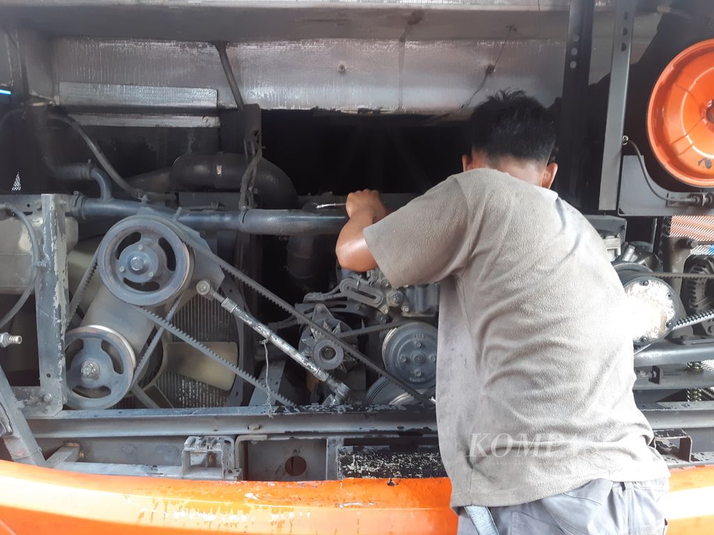 Petugas Bus Rosalia Indah Palembang, Sumatera Selatan, memeriksa kondisi mesin sebelum berangkat, Senin (10/4/2023). Jelang Idul Fitri, permintaan penumpang meningkat signifikan. Akibatnya, perusahaan bus pun meningkatkan tarif dan menambah armada untuk mengantisipasi lonjakan penumpang.