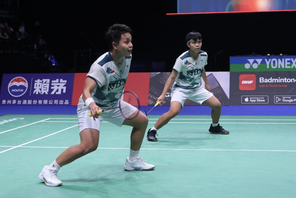 Ganda putri Indonesia Apriyani Rahayu/Siti Fadia Silva Ramadhanti melawan Yuki Fukushima/Sayaka Hirota (Jepang) dalam pertandingan perempat final Kejuaraan Dunia Bulu Tangkis 2023 di Royal Arena, Kopenhagen, Denmark, Jumat (25/8/2023). Apriyani/Fadia menang dengan skor 21-18, 13-21, 21-10.