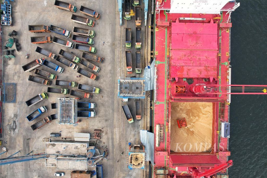 The process of unloading raw sugar imported from Thailand using the Pac Alcamar ship at Tanjung Priok Port, Jakarta, took place on Thursday (11/5/2023). In 2023, Indonesia will import sugar totaling 4.641 million tons.