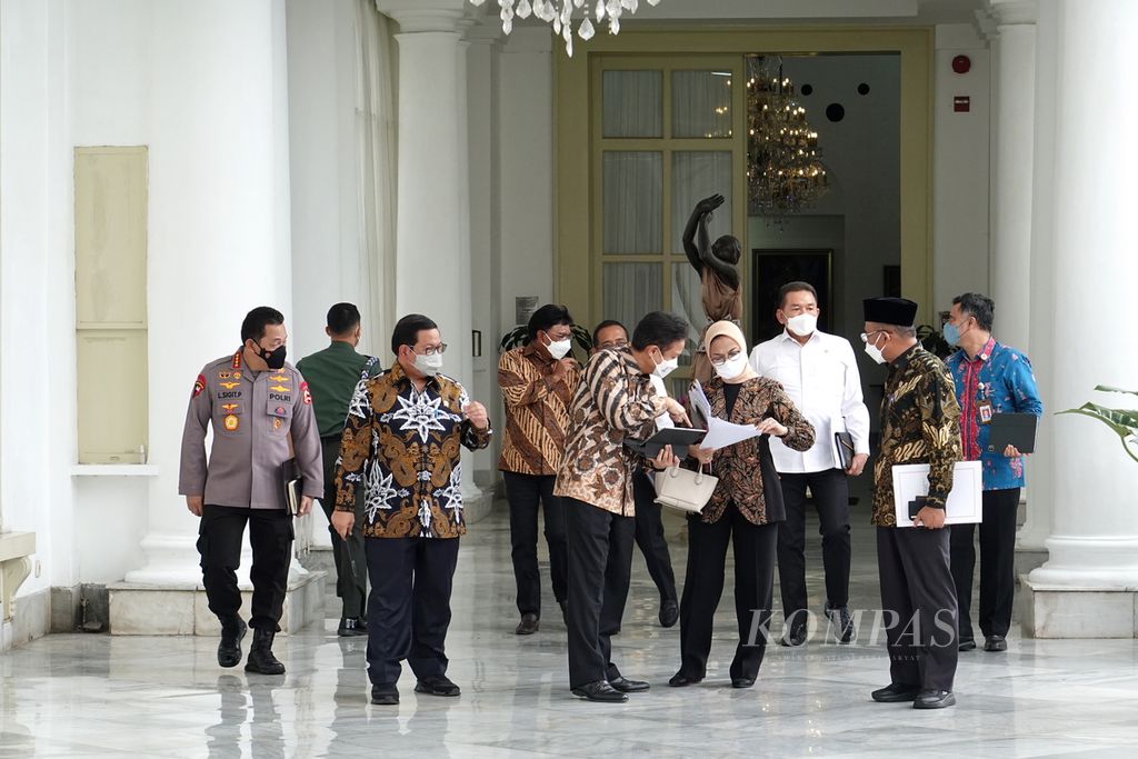Menteri Kesehatan Budi Gunadi Sadikin dan Kepala BPOM Penny Kusumastuti Lukito berdiskusi di antara para menteri lain seusai rapat terbatas tentang merebaknya kasus gagal ginjal akut pada anak. Rapat terbatas dipimpin Presiden Joko Widodo di Istana Bogor, Senin (24/10/2022).