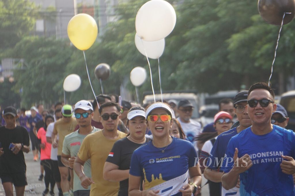 Para pelari memeriahkan ”Nyawiji Road to Semarang 10K” dengan berlari sejauh 5 kilometer pada Sabtu (16/12/2023) pagi di Semarang, Jawa Tengah.