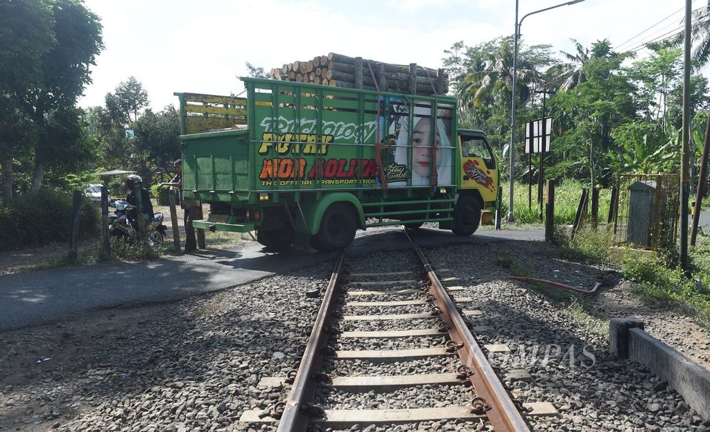 Sebuah truk melintasi rel tempat kecelakaan minibus Isuzu Elf tertabrak KA Probowangi relasi Ketapang, Banyuwangi-Surabaya di pelintasan kereta api tanpa palang pintu di Desa Ranupakis, Kecamatan Klakah, Kabupaten Lumajang, Senin (20/11/2023).