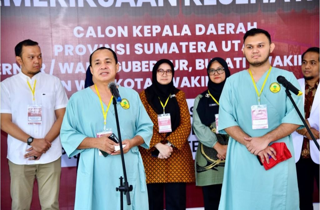 Bakal calon bupati Batubara Zahir (kiri) mengikuti pemeriksaan kesehatan seusai mendaftar dalam Pemilihan Kepala Daerah Batubara di RSU Haji Medan, Sumatera Utara, Sabtu (31/8/2024).