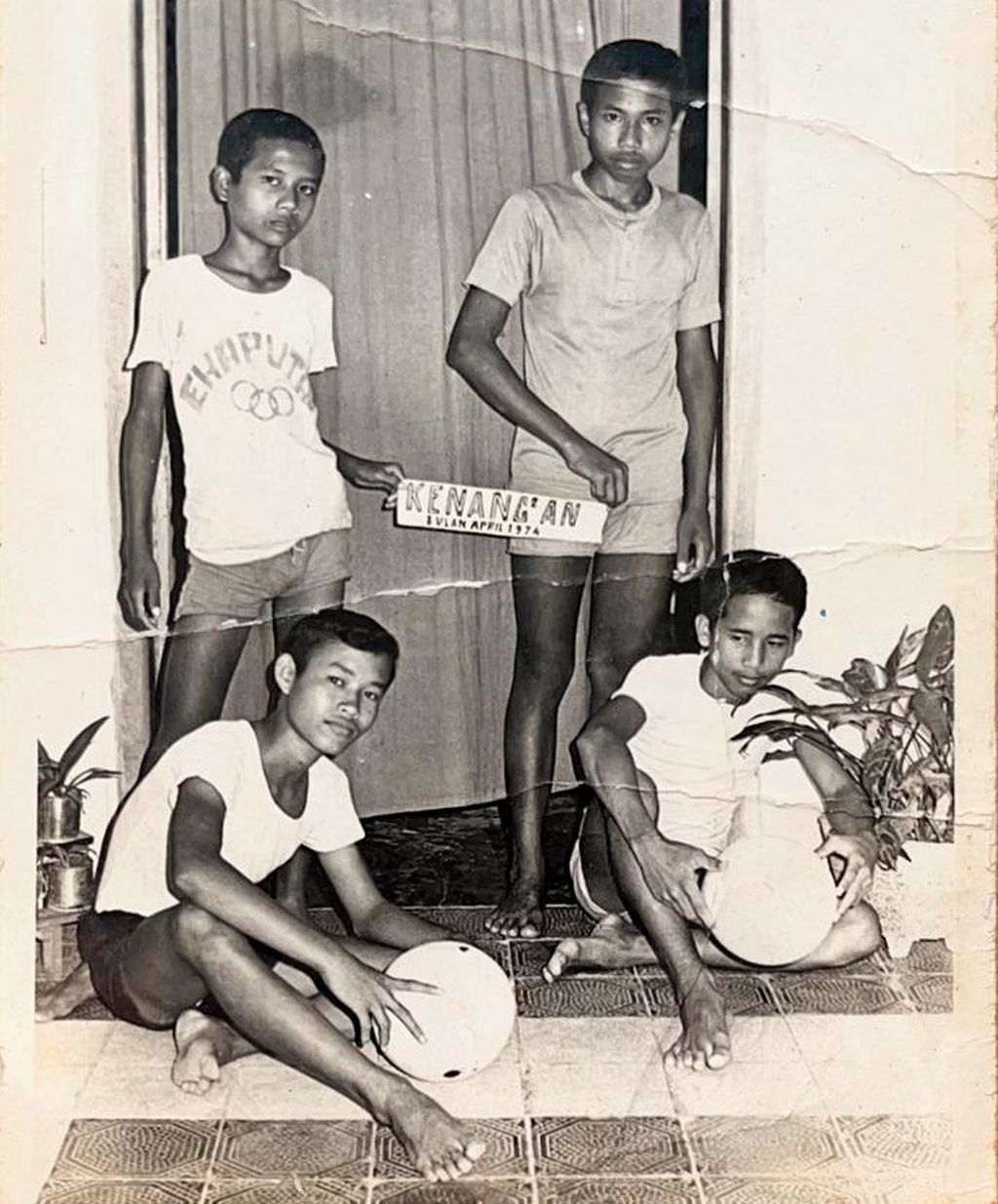 Mahfud MD (kiri atas) saat bersama teman-teman sekolahnya di Pendidikan Guru Agama (PGA), sebuah sekolah setara  SMP di Pamekasan, Madura, Jawa Timur. 