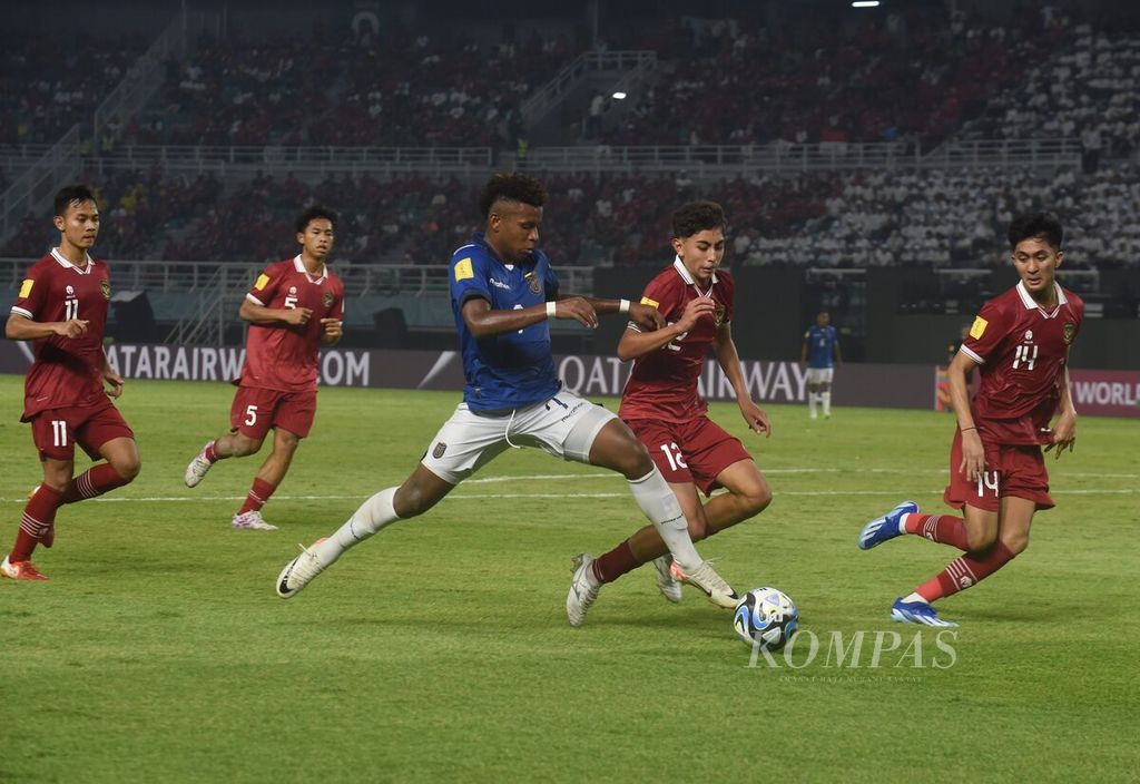 Pemain Ekuador Keny Arroyo berusaha menembus pertahanan Indonesia dalam laga penyisihan Grup A Piala Dunia U-17 2023 di Stadion Gelora Bung Tomo, Surabaya, Jumat (10/11/2023). Permainan berakhir imbang 1-1. Indonesia akan menghadapi Panama pada lanjutan pertandingan Grup A, Senin (13/11/2023).