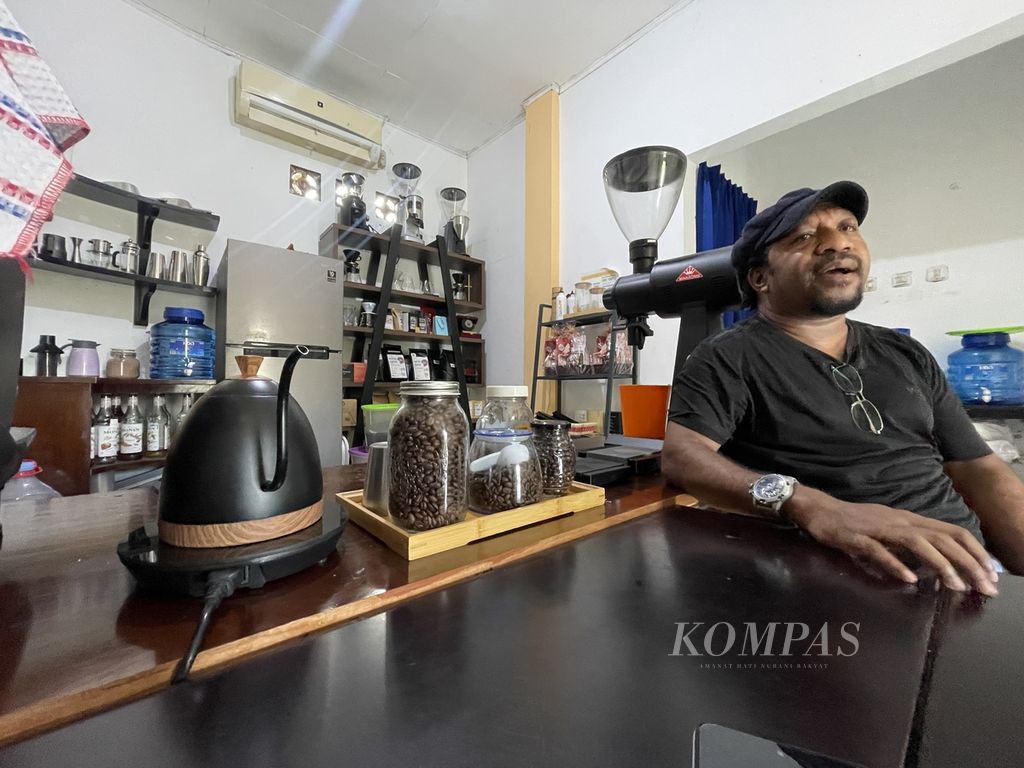 Deretan produk kopi dari wilayah dataran tinggi Papua yang berada di “gudang kopi” milik pengusaha lokal di Jayapura, Papua, Selasa (19/12/2023).