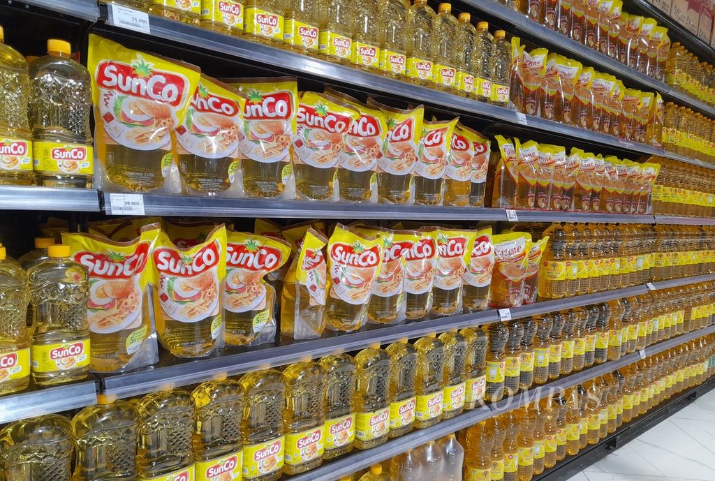 Ketersedian bahan pokok dan kestabilan harga bahan pokok menjadi fokus dan perhatian pemerintah. Beragam macam minyak goreng, yang dijual di pasar swalayan di Kota Denpasar, Jumat (15/3/2024).