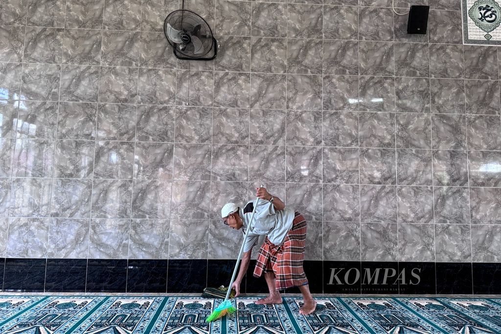 Sanadi (70) membersihkan area dalam Masjid Nurul Iman, Dusun Kuang Jukut, Pringgarata, Lombok Tengah, Nusa Tenggara Barat, Minggu (24/3/2024). Meski tidak mendapat upah atau gaji, para marbot menjalankan tugasnya dengan ikhlas sebagai bentuk pengabdian dan ibadah.