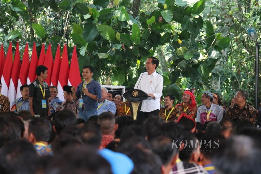 Presiden Joko Widodo berdialog dengan dua warga penerima lahan reforma agraria. Kamis (5/9/2019), di Taman Digulis Pontianak, pemerintah menyerahkan lahan dari tanah obyek reforma agraria (TORA) seluas lebih dari 19.000 hektar kepada 760 penerima di Kalimantan. 