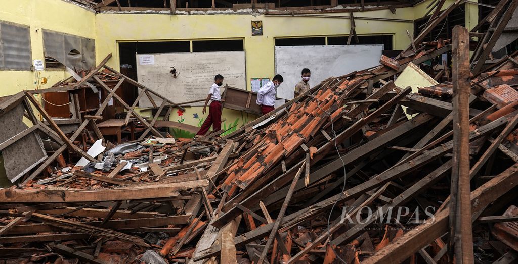 Kerusakan dua ruang kelas SD Negeri Ciheuleut 1 dan SD Negeri Ciheulelut 2, Ciheuleut, Kota Bogor, Jawa Barat, akibat roboh atapnya, Selasa (29/3/2022). Robohnya atap kelas dua sekolahan yang berdiri dalam satu lokal bangunan ini terjadi pada Senin (28/3/2022). 
