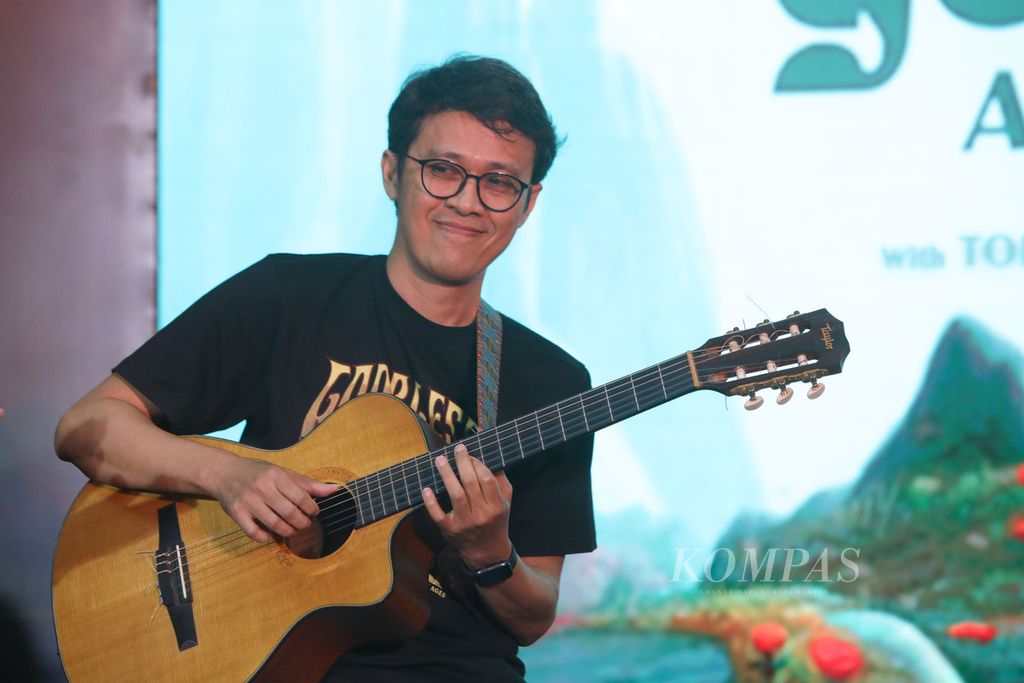 Musisi Tohpati tampil membawakan dua lagu bersama God Bless saat peluncuran album terbaru bertajuk <i>Anthology 50th Anniversary</i> di Bentara Budaya, Jakarta, Rabu (21/6/2023). 