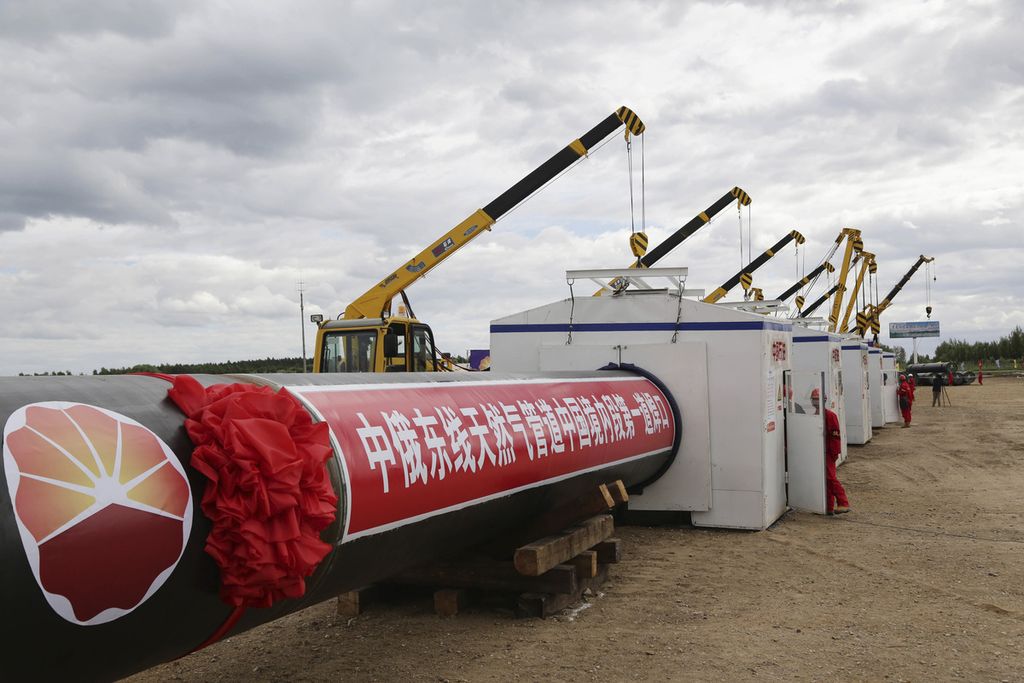 Suasana upacara peresmian proyek pipa gas China-Rusia di rute timur di Heihe, Provinsi Heilongjiang, China, pada 29 Juni 2015. Rusia dihujani sanksi internasional sejak menginvasi Ukraina pada 24 Februari 2022. China menjadi mitra dagang penting bagi Rusia untuk membeli gas dan minyak mereka.