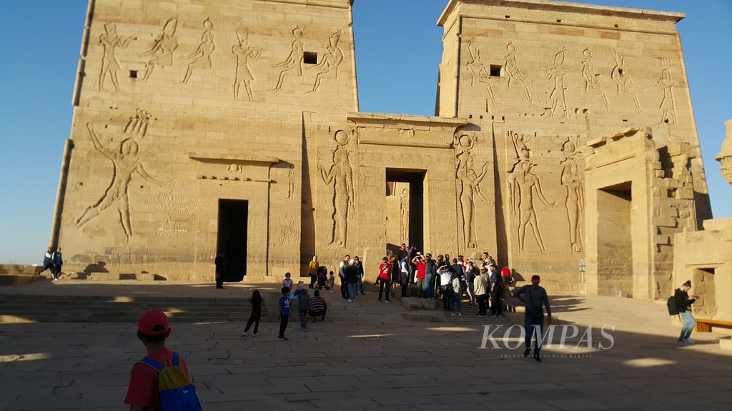Pemandangan Candi Philae di kota Aswan, sekitar 900 kilometer selatan kota Kairo, Mesir, Rabu (2/3/2022). Candi Philae dibangun pada era Yunani-Romawi di Mesir pada abad ke-3 Sebelum Masehi. Terlihat banyak turis yang berkunjung ke candi tersebut.