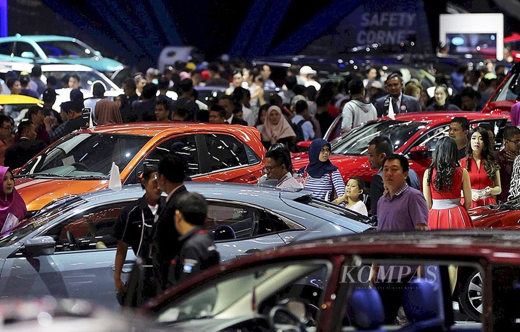 Suasana  pameran kendaraan Gaikindo Indonesia International Auto Show (GIIAS) pada hari terakhir di ICE, BSD City, Tangerang, Banten, Minggu (20/8). 
