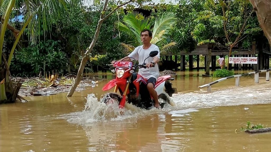 Banjir di Kecamatan Tabang, Kabupaten Kutai Kartanegara, Kalimantan Timur, Kamis (19/5/2022). Meluapnya Sungai Belayan akibat curah hujan tinggi membuat 17 desa dari 18 desa terendam banjir dengan jumlah warga terdampak sekitar 4.000 keluarga.