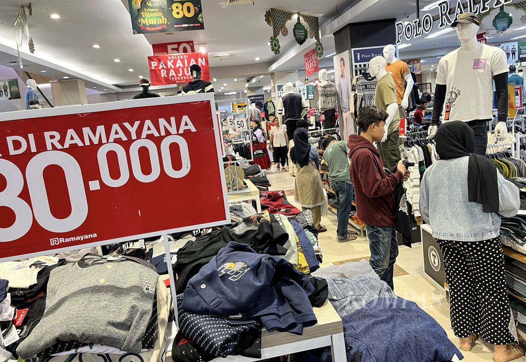 Pengunjung memilih pakaian di sebuah pusat perbelanjaan di Ciledug, Kota Tangerang, Banten, Selasa (9/4/2024). Meningkatnya belanja masyarakat pada momentum Lebaran berpotensi mendorong pertumbuhan ekonomi kuartal II-2024.