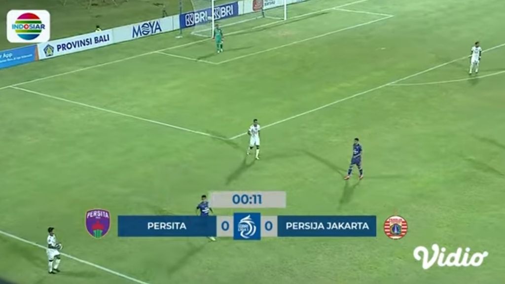 Tangkapan layar dari tayangan pertandingan antara Persita Tangerang dan Persija Jakarta dalam laga lanjutan BRI Liga 1 2021/2022 di Stadion I Gusti Ngurah Rai, Kota Denpasar, Rabu (26/1/2022). Dalam laga pekan ke-21 itu, Persija Jakarta memetik kemenangan dengan skor 2-1 atas Persita Tangerang. 