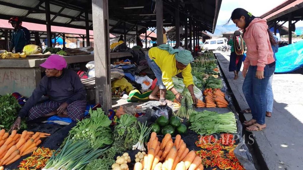 Suasana Pasar Potikelek, Wamena, Kabupaten Jayawijaya, Papua, Senin (7/10/2019).
