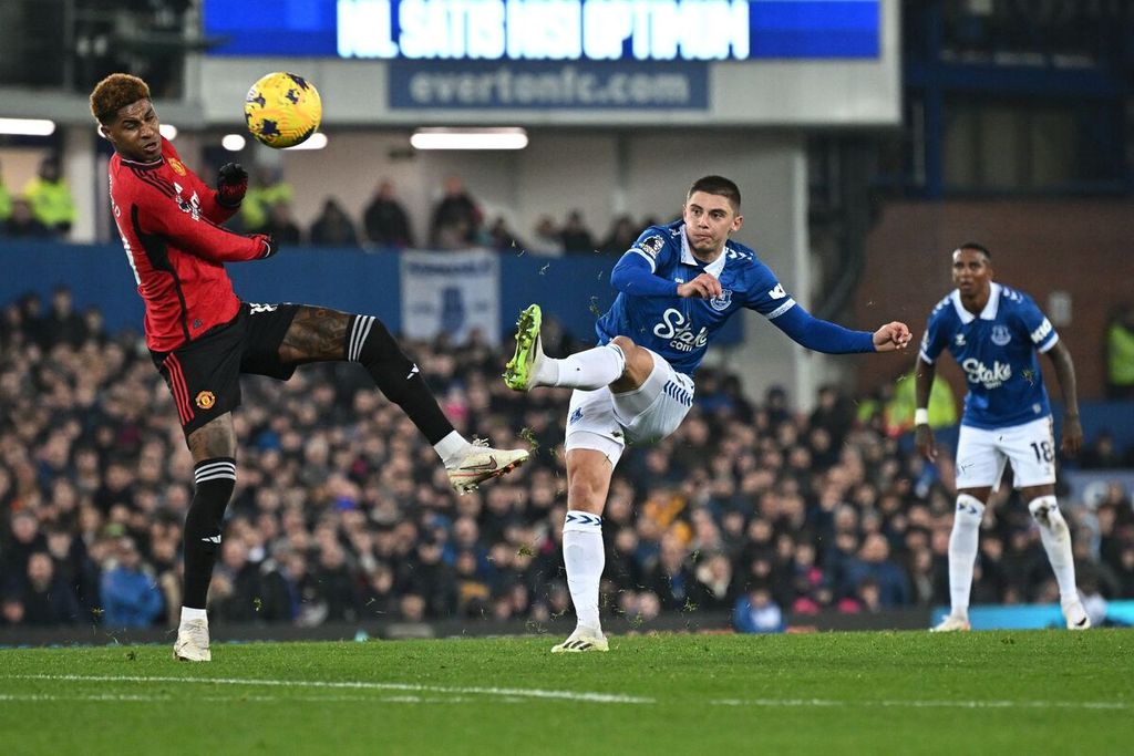 Striker Manchester United, Marcus Rashford, berusaha menahan bola tendangan bek Everton, Vitaliy Mykolenko, saat laga Inggris, 26 November 2023. Seusai melawan Everton, MU mengalihkan perhatian ke Liga Champions di kandang Galatasaray, Kamis (30/11/2023) dini hari WIB.