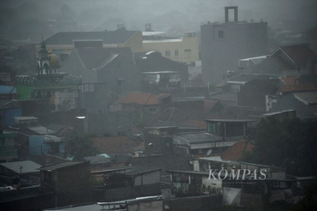 Kawasan permukiman dilanda hujan deras di Kota Surabaya, Jawa Timur, Senin (8/2/2021). Curah hujan yang intens dan berdurasi lama membuat sejumlah wilayah rentan bencana hidrometeorologi.