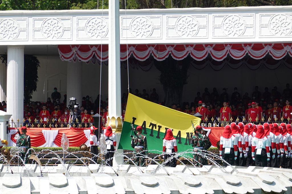  Istana Kepresidenan menyelenggarakan gladi kotor Upacara Peringatan Detik-detik Proklamasi Kemerdekaan Ke-77 RI yang digelar pada Minggu (14/8/2022) di halaman Istana Merdeka, Jakarta. Gladi dilaksanakan sebagaimana Upacara Peringatan Detik-detik Proklamasi Kemerdekaan Republik Indonesia yang sesungguhnya.