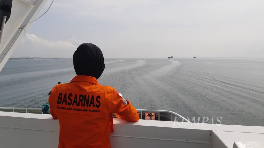 Petugas Kantor Pencarian dan Pertolongan (SAR) Kendari memantau perairan dari atas KN SAR Pacitan selepas melalui Teluk Kendari, Sulawesi Tenggara, Sabtu (30/12/2023). 