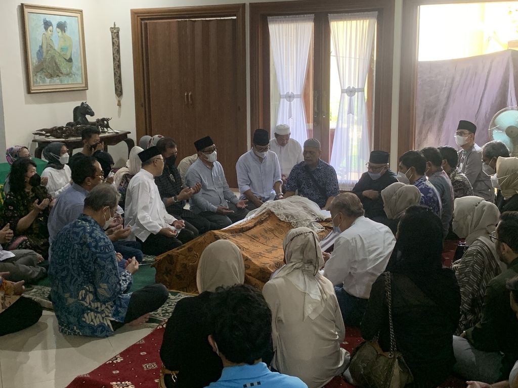 Suasana di rumah duka mantan Menteri Kesehatan Achmad Sujudi di perumahan Giri Loka BSD, Tangerang Selatan, Banten, Selasa (2/5/2023).